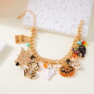 Vista detallada de pulsera de Halloween con dijes de calabaza, fantasma y araña