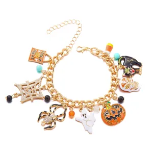 Pulsera de Halloween con dijes de calabaza, fantasma, araña y calavera en cadena dorada.