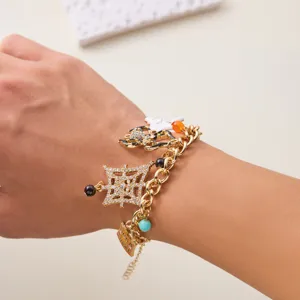 Vista detallada de una pulsera de Halloween con colgantes de fantasma y tela de araña.
