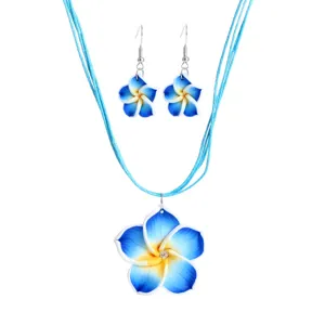 Detailansicht eines blau-gelben Frangipani-Blüten-Halsketten- und Ohrring-Sets