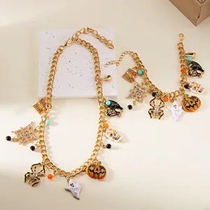Vista detallada del conjunto de joyas de Halloween con dijes de calabaza, fantasma y araña