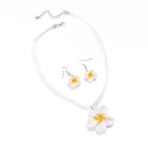 Detailansicht von weißer Frangipani-Halskette mit Anhänger und passenden Ohrringen