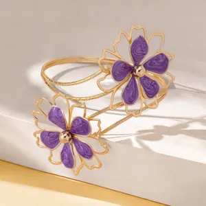 Elegante goudkleurige opengewerkte bloemenarmband met paars geëmailleerde bloembladen