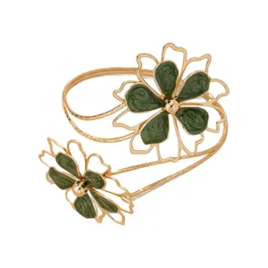 Elegante goudkleurige armring met onregelmatige bloemen en groen emaille met textuur