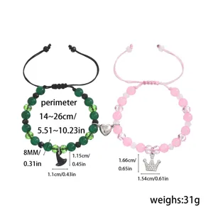 Detailansicht von Perlenarmbändern mit Hexenhut- und Kronenanhängern inkl. Maßen.