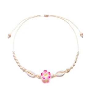 Handgefertigte gewebte Muschelkette mit pinkfarbener Tonblüte und Perlen