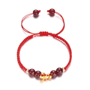 Vue détaillée du bracelet tressé rouge cinnabre Année du Serpent 2025 avec breloque