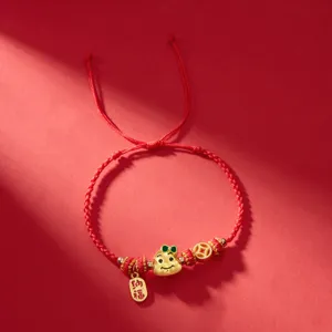 Bracelet tressé rouge pour l'année du serpent 2025 avec breloque serpent dorée