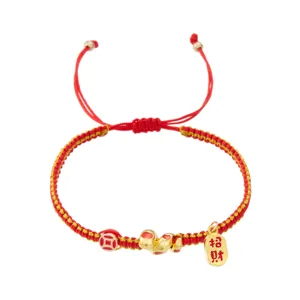 Bracelet tressé rouge Année du Serpent 2025 avec breloques serpent dorées et chance