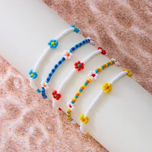 Handgemaakte Boheemse enkelbandjesset met kleurrijke bloemmotieven van kralen.