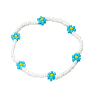 Handgemaakte Boheemse enkelband met witte, blauwe en gele kralen en kleine bloemen