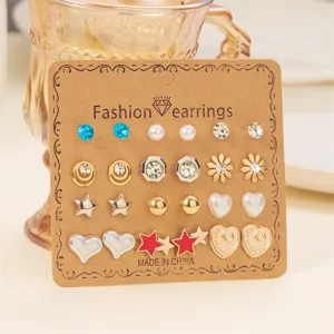 Vue détaillée d'un lot de 12 paires de boucles d'oreilles avec cœurs, étoiles et perles