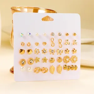 Vue détaillée d'un ensemble de boucles d'oreilles dorées avec motifs cœur
