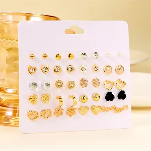 Vue macro d'un ensemble de boucles d'oreilles dorées avec divers designs