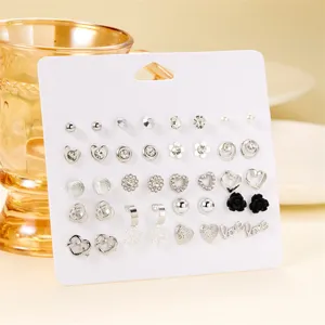Gros plan détaillé d'un ensemble de boucles d'oreilles argentées avec cœurs, fleurs et strass