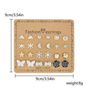 Détail d'un lot de 12 paires de boucles d'oreilles dorées et argentées avec dimensions et poids