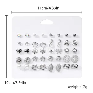 Vue macro détaillée de 20 paires de boucles d'oreilles argentées avec motifs cœur et étoile