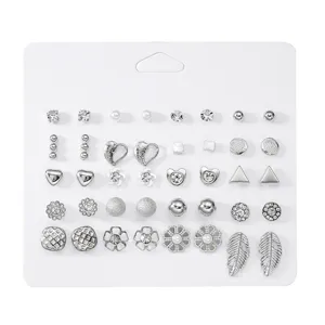 Parure de boucles d'oreilles argentées avec motifs cœur, feuille et cristal