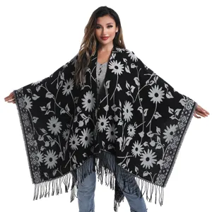 Elegante poncho de punto con estampado floral negro y flecos largos para las mujeres