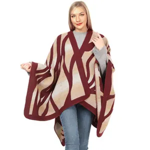 Elegante chal poncho de punto estilo étnico con motivos geométricos en granate y beige