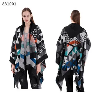 Vista detallada de este poncho de punto geométrico étnico con capucha y borlas