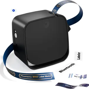 Draagbare bluetooth labelprinter met blauwe etikettenbanden voor thuis en kantoor.