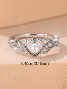 Detaillierte Ansicht eines geflochtenen silbernen Rings mit einer 0,4 cm Perle
