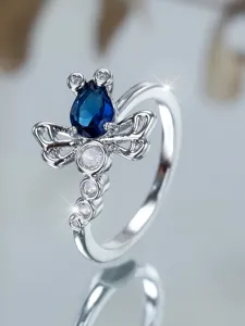 Dettaglio squisito dell'anello libellula con zircone blu a goccia e design traforato