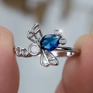 Anello di Rame con Libellula Svuotata Retro Per Donne Placcato Platino Strass Blu Forma Pera Gioielli
