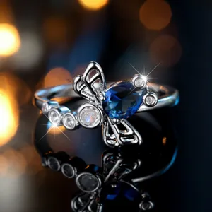 Anello libellula vintage con zircone blu a goccia e accenti di diamanti brillanti