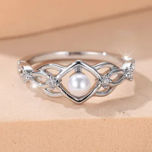 Eleganter silberfarbener Ring mit verflochtenem Gittermuster, Perlenimitat und Kristallsteinen