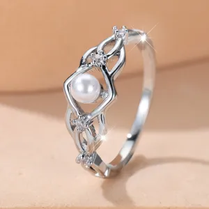 Eleganter silberner Ring mit Perle und gedrehtem Hohlraumdesign mit Zirkonia-Steinen