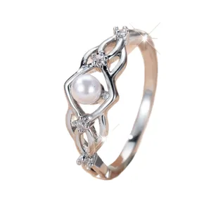 Eleganter Ring im koreanischen Stil mit Kunstperlen und Kristallbesatz in Bicolor Optik