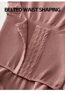 Vista dettaglio body modellante donna, corsetto stringivita senza cuciture con ganci.