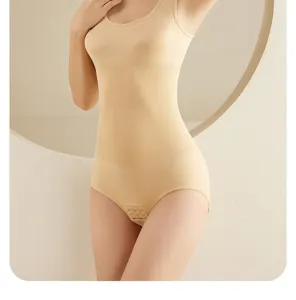 Body modellante donna senza cuciture, intimo snellente pancia piatta, colore beige.