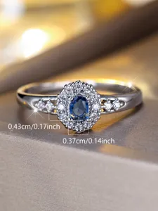 Detailansicht eines ovalen Saphir-Zirkonia-Rings mit Maßangaben der Fassung