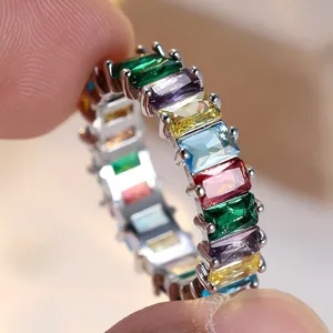Eleganter Eternity-Ring mit lebendigen, rechteckig geschnittenen bunten Zirkonsteinen