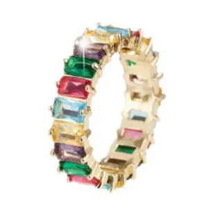 Luxuriöser Eternity-Ring mit bunten Baguette-Zirkonia in poliertem Gold-Finish.