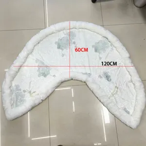 Vue détaillée d'un châle Qipao en peluche blanche avec broderie florale et largeur 120cm