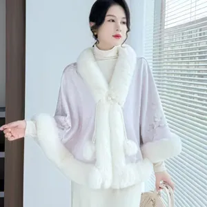 Vue détaillée d'un élégant châle en fourrure blanche de style nouveau chinois à motifs