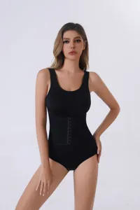 Dettaglio di body modellante nero da donna, con controllo addominale doppio e ganci.