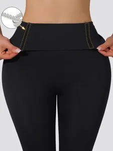Vue de detail du pantalon de yoga taille haute ventre plat, collants amincissants gros plan.