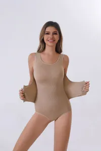 Dettaglio body modellante doppio petto donna, intimo compressivo beige pancia piatta.