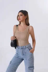 Vista dettagliata del body modellante da donna con design di vita a doppio petto.