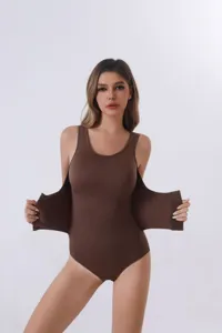 Body modellante marrone senza cuciture con fascia stringivita a doppio strato.