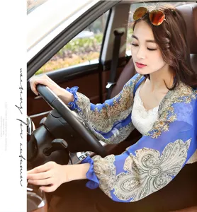 Nahaufnahme des blauen Chiffon-Sonnenschutzschals mit Paisley-Muster beim Autofahren