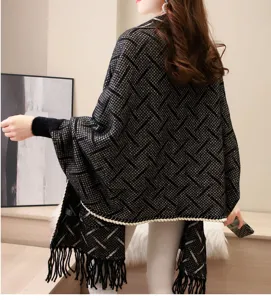 Vista posteriore dettagliata di un elegante scialle in maglia con motivo geometrico e frange