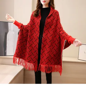 Poncho in maglia rossa con motivo a reticolo nero e dettagli di frange per donna