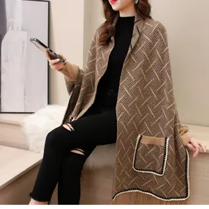 Elegante scialle in maglia geometrica marrone con frange e ampie tasche a toppa