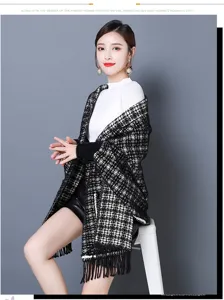 Elegante chal de punto con estampado de pata de gallo blanco y negro y flecos en modelo